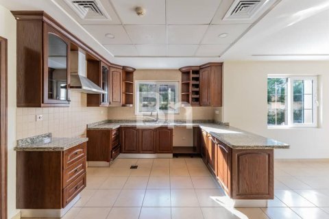 Снять в аренду виллу в Арабиан Ранчес, Дубай: 3 спальни, 351м², № 22220 - фото 6