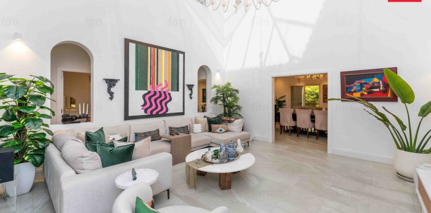 Villa en Dubai, 5 dormitorios, 1112.3 m², № 69679