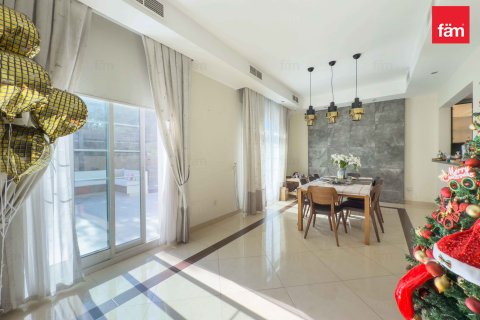 Снять в аренду виллу в Дубае: 3 спальни, 332м², № 89241 - фото 7