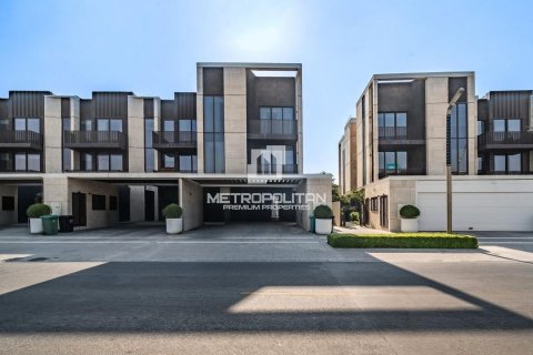 Villa in Jumeirah Bay Island, Jumeirah, Dubai 5 bedrooms, 585 sq.m. № 73413 - photo 1