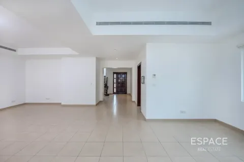 Снять в аренду виллу в Арабиан Ранчес, Дубай: 4 спальни, 361м², № 122913 - фото 5