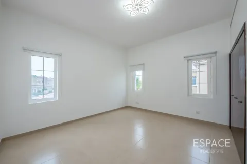 Снять в аренду виллу в Арабиан Ранчес, Дубай: 4 спальни, 361м², № 122913 - фото 11