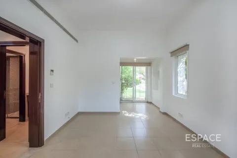 Снять в аренду виллу в Арабиан Ранчес, Дубай: 4 спальни, 361м², № 122913 - фото 8
