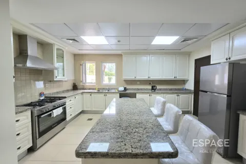 Снять в аренду виллу в Арабиан Ранчес, Дубай: 4 спальни, 361м², № 122913 - фото 7