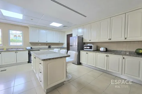 Снять в аренду виллу в Арабиан Ранчес, Дубай: 4 спальни, 361м², № 122913 - фото 6