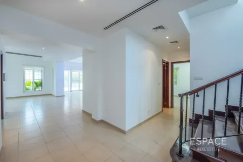 Снять в аренду виллу в Арабиан Ранчес, Дубай: 4 спальни, 361м², № 122913 - фото 2
