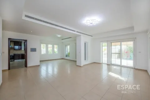Снять в аренду виллу в Арабиан Ранчес, Дубай: 4 спальни, 361м², № 122913 - фото 4
