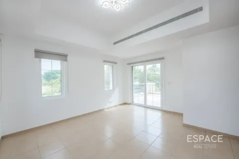 Снять в аренду виллу в Арабиан Ранчес, Дубай: 4 спальни, 361м², № 122913 - фото 13