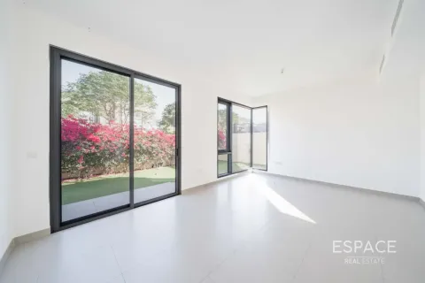Villa in Dubai Hills Estate, Dubai 4 bedrooms, 229 sq.m. № 122912 - photo 2