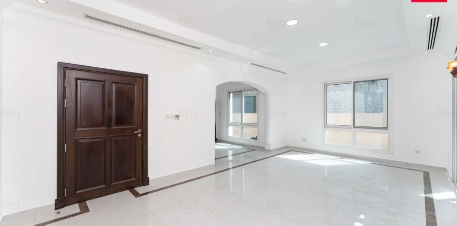 Villa in Dubai 4 bedrooms, 527.4 sq.m. № 11545