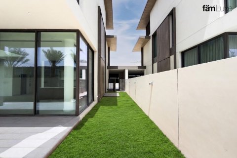 Villa in Dubai 4 bedrooms, 448 sq.m. № 109820 - photo 4