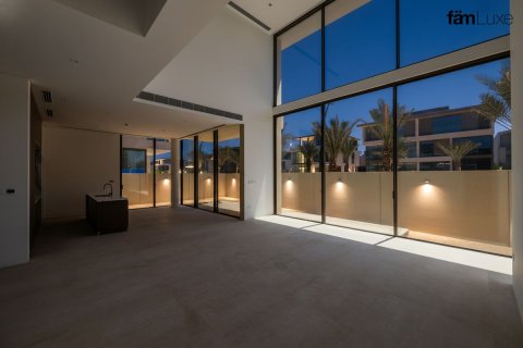 Villa in Dubai 4 bedrooms, 448 sq.m. № 109820 - photo 7