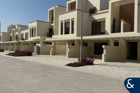 Villa in Damac Lagoons, Dubai 4 bedrooms, 211 sq.m. № 98593 - photo 2
