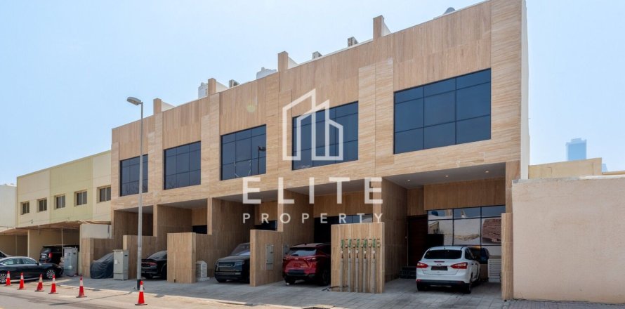 Adosado en Al Badaa, Dubai, 4 dormitorios, 669 m², № 134978