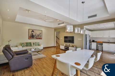 Купить виллу в Maeen, The Lakes, Дубай: 3 спальни, 208м², № 75929 - фото 1