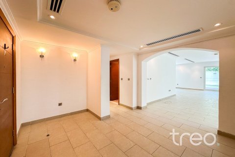Villa in Jumeirah Park, Dubai 3 bedrooms, 327.67 sq.m. № 119378 - photo 2