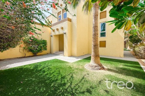 Villa in Jumeirah Park, Dubai 3 bedrooms, 327.67 sq.m. № 119378 - photo 18