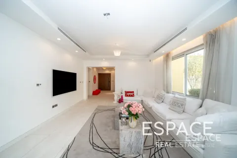 Villa in Jumeirah Park, Dubai 4 bedrooms, 328 sq.m. № 122772 - photo 18