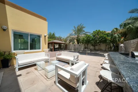 Villa in Jumeirah Park, Dubai 4 bedrooms, 328 sq.m. № 122772 - photo 2