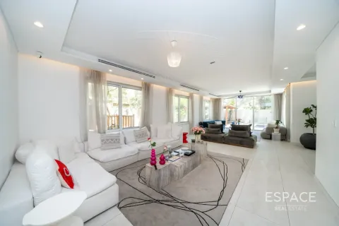 Villa in Jumeirah Park, Dubai 4 bedrooms, 328 sq.m. № 122772 - photo 3