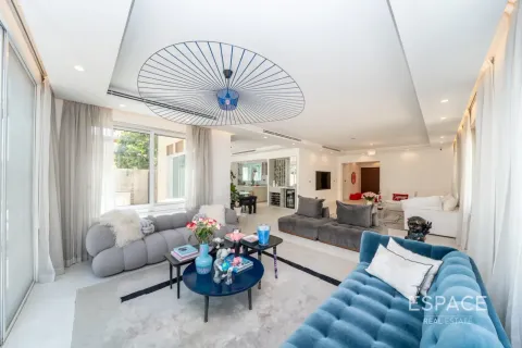 Villa in Jumeirah Park, Dubai 4 bedrooms, 328 sq.m. № 122772 - photo 4