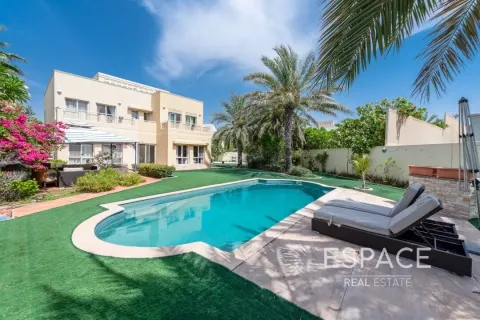 Villa à Meadows, Dubai, 4 chambres, 353 m², № 62057 - photo 1