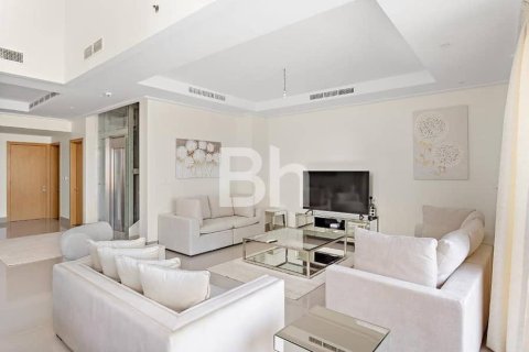 Apartment in Downtown Dubai (Downtown Burj Dubai), Dubai 5 bedrooms, 370 sq.m. № 21320 - photo 2
