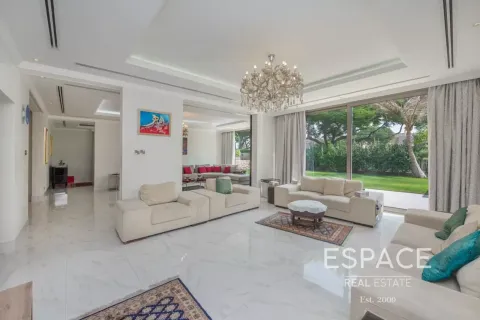 Villa in Meadows, Dubai 5 bedrooms, 489 sq.m. № 122765 - photo 4