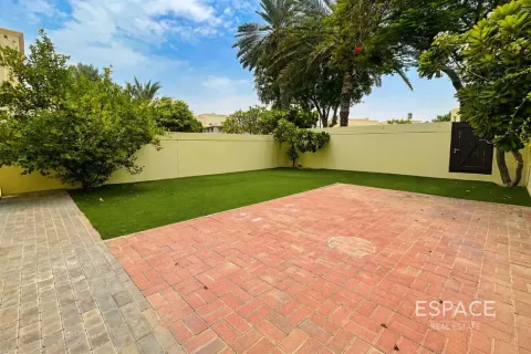 Villa in The Lakes, Dubai 3 bedrooms, 233 sq.m. № 122662 - photo 3