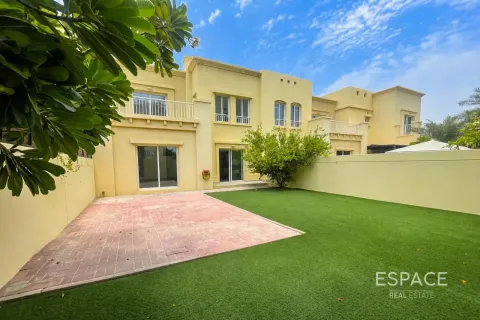 Villa in The Lakes, Dubai 3 bedrooms, 233 sq.m. № 122662 - photo 2