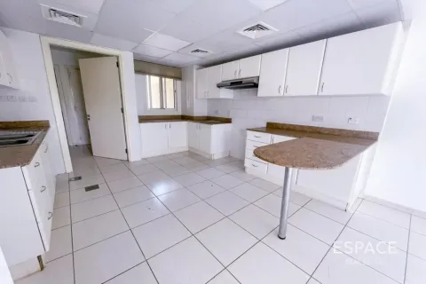 Villa in The Lakes, Dubai 3 bedrooms, 233 sq.m. № 122662 - photo 6