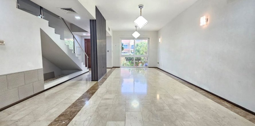 Вилла в Дубае, 4 спальни, 160.9м², № 124982