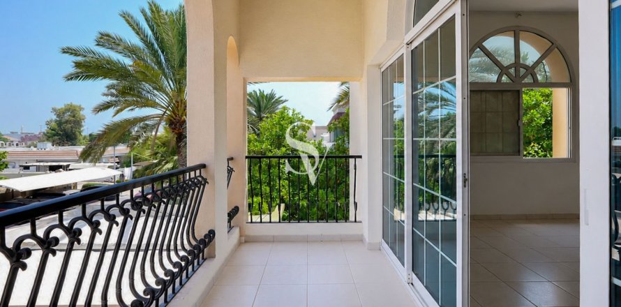 Villa à Umm Suqeim, Dubai, 4 chambres, 1375 m², № 113218