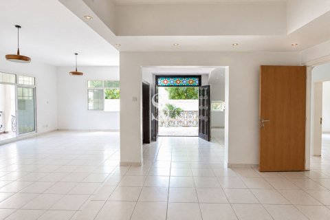 Villa à Umm Suqeim, Dubai, 4 chambres, 1375 m², № 113218 - photo 2