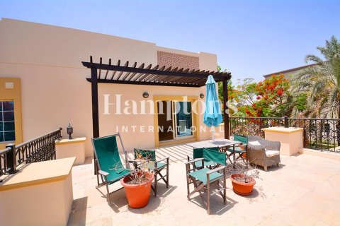 Villa à Emirates Hills, Dubai, 5 chambres, 727.80210200 m², № 63616 - photo 1