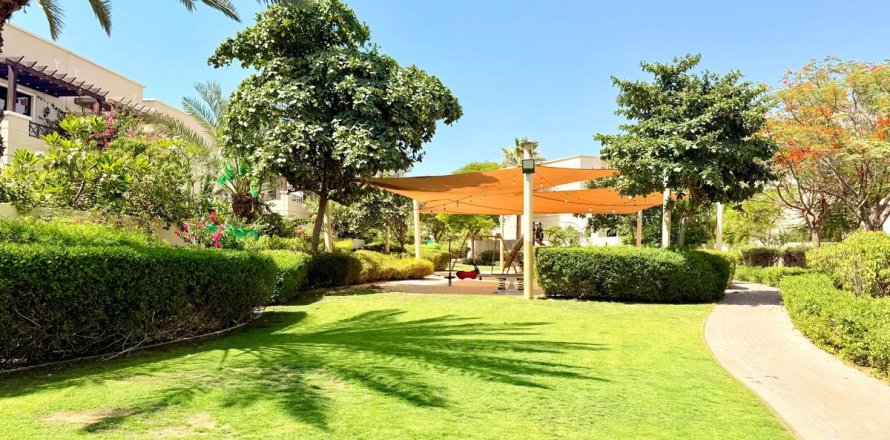 Adosado en Dubai, 4 dormitorios, 309.4 m², № 110801