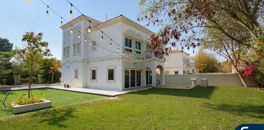 Вилла в Jumeirah Village Triangle, Дубай, 2 спальни, 658м², № 78998