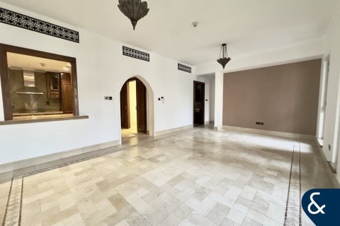 Снять в аренду квартиру в Old Town, Дубай: 2 спальни, 130м², № 91528 - фото 8