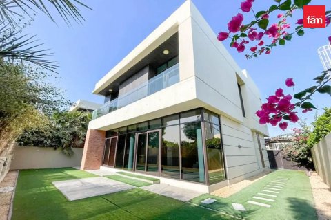 Villa in Dubai 5 bedrooms, 421.6 sq.m. № 118372