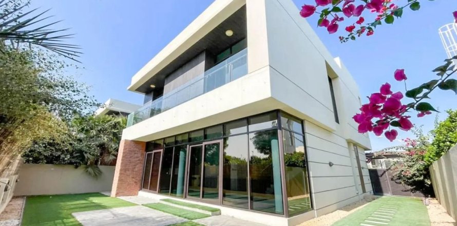 Villa in Dubai 5 bedrooms, 421.6 sq.m. № 118372