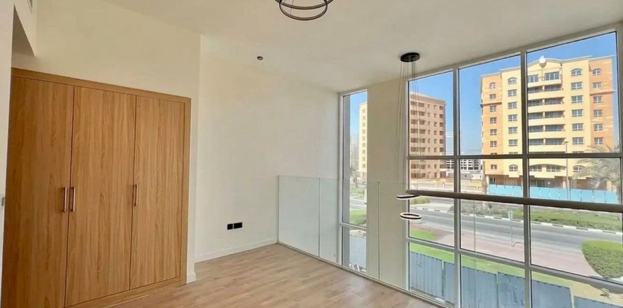 Villa in Dubai 4 bedrooms, 78.6 sq.m. № 135202