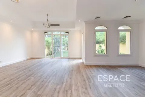 Снять в аренду виллу в Арабиан Ранчес, Дубай: 2 спальни, 175м², № 71294 - фото 1