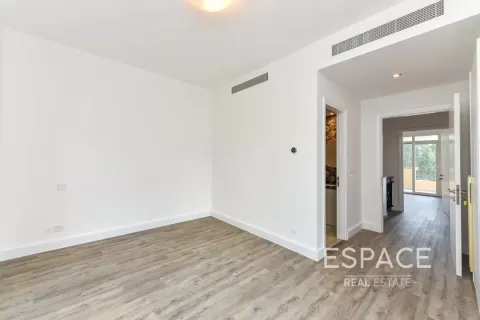 Снять в аренду виллу в Арабиан Ранчес, Дубай: 2 спальни, 175м², № 71294 - фото 7