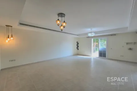 Снять в аренду таунхаус в Арабиан Ранчес, Дубай: 3 спальни, 234м², № 71310 - фото 2