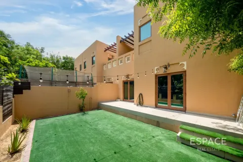 Adosado en Al Furjan, Dubai, 3 dormitorios, 262 m², № 122273
