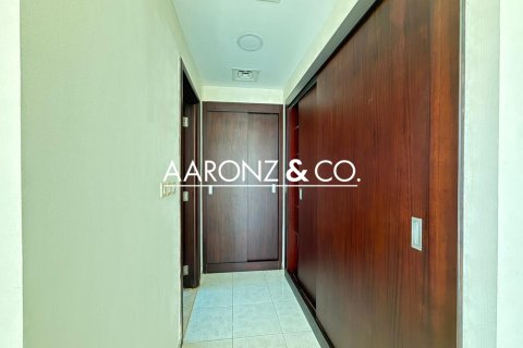 Снять в аренду квартиру в Джумейра Лейк Тауэрс, Дубай: 2 спальни, 110м², № 95263 - фото 9