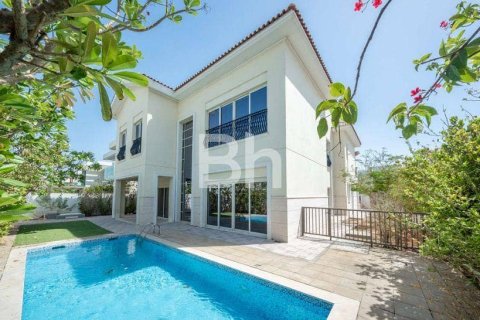 Villa en Mohammed Bin Rashid City, Dubai, 5 dormitorios, 701 m², № 24415 - foto 1