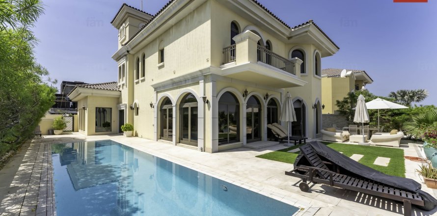 Villa in Palm Jumeirah, Dubai 4 bedrooms, 657.7 sq.m. № 12052