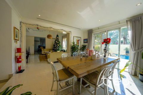 Villa in Meadows, Dubai 4 bedrooms, 387.41 sq.m. № 139818 - photo 5