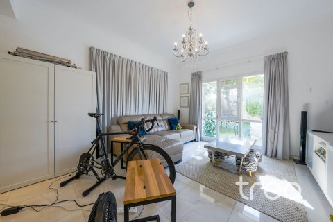 Villa in Meadows, Dubai 4 bedrooms, 387.41 sq.m. № 139818 - photo 3